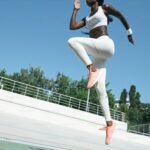Mulher usando roupa esportiva em movimento